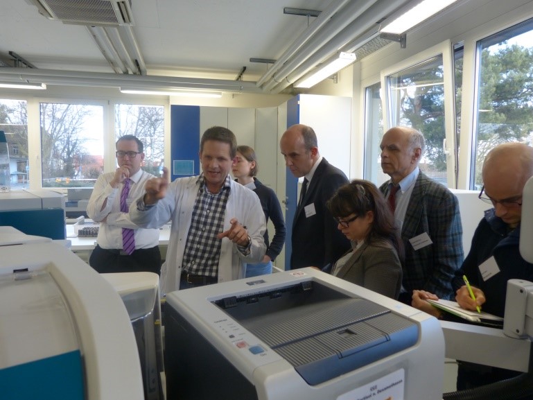 workshop: innovative loesungen fuer laborautomatisierung gaeste am drucker